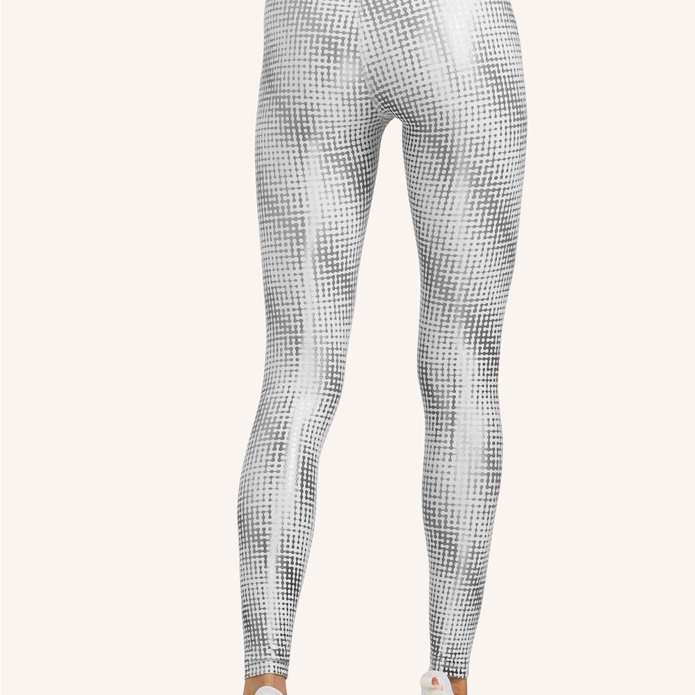 Peloton Show Up Foil Printed Legging Size Medium Like New - Picture 8 of 10